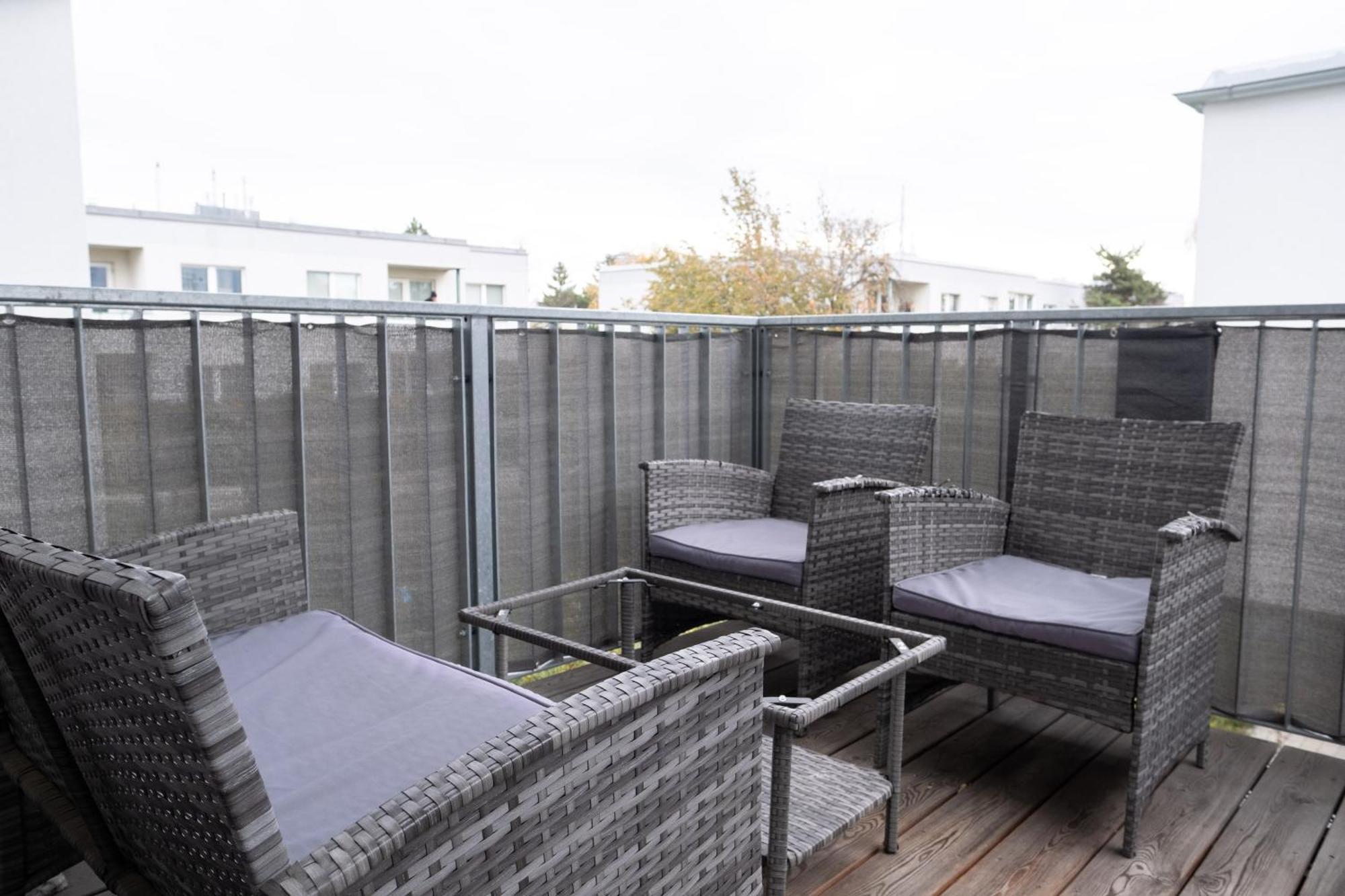 Modern Apartment W/ Cozy Balcony Near City Center Wien Exteriör bild