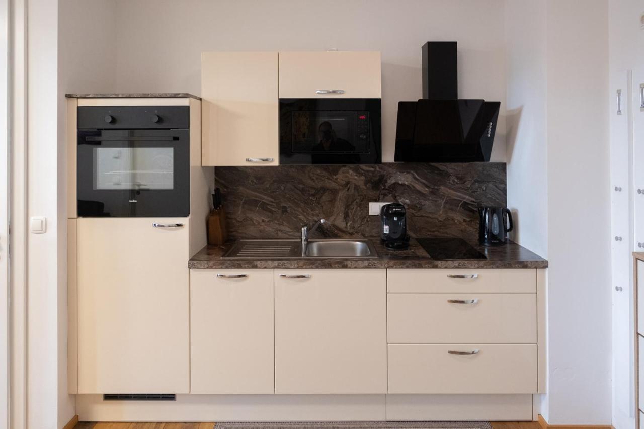 Modern Apartment W/ Cozy Balcony Near City Center Wien Exteriör bild