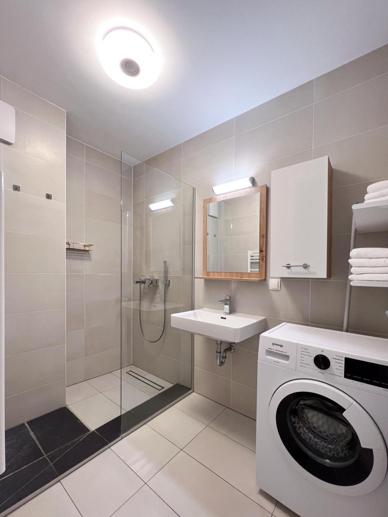 Modern Apartment W/ Cozy Balcony Near City Center Wien Exteriör bild