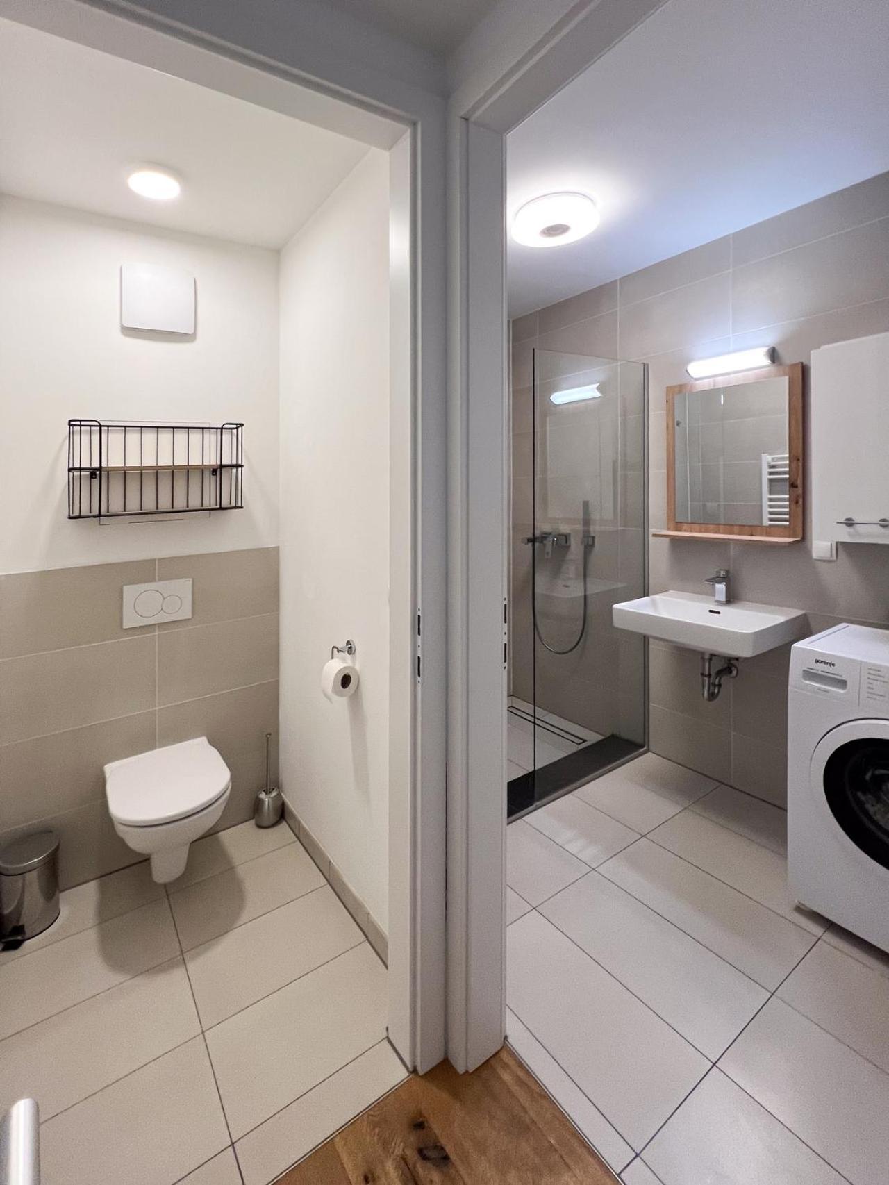 Modern Apartment W/ Cozy Balcony Near City Center Wien Exteriör bild